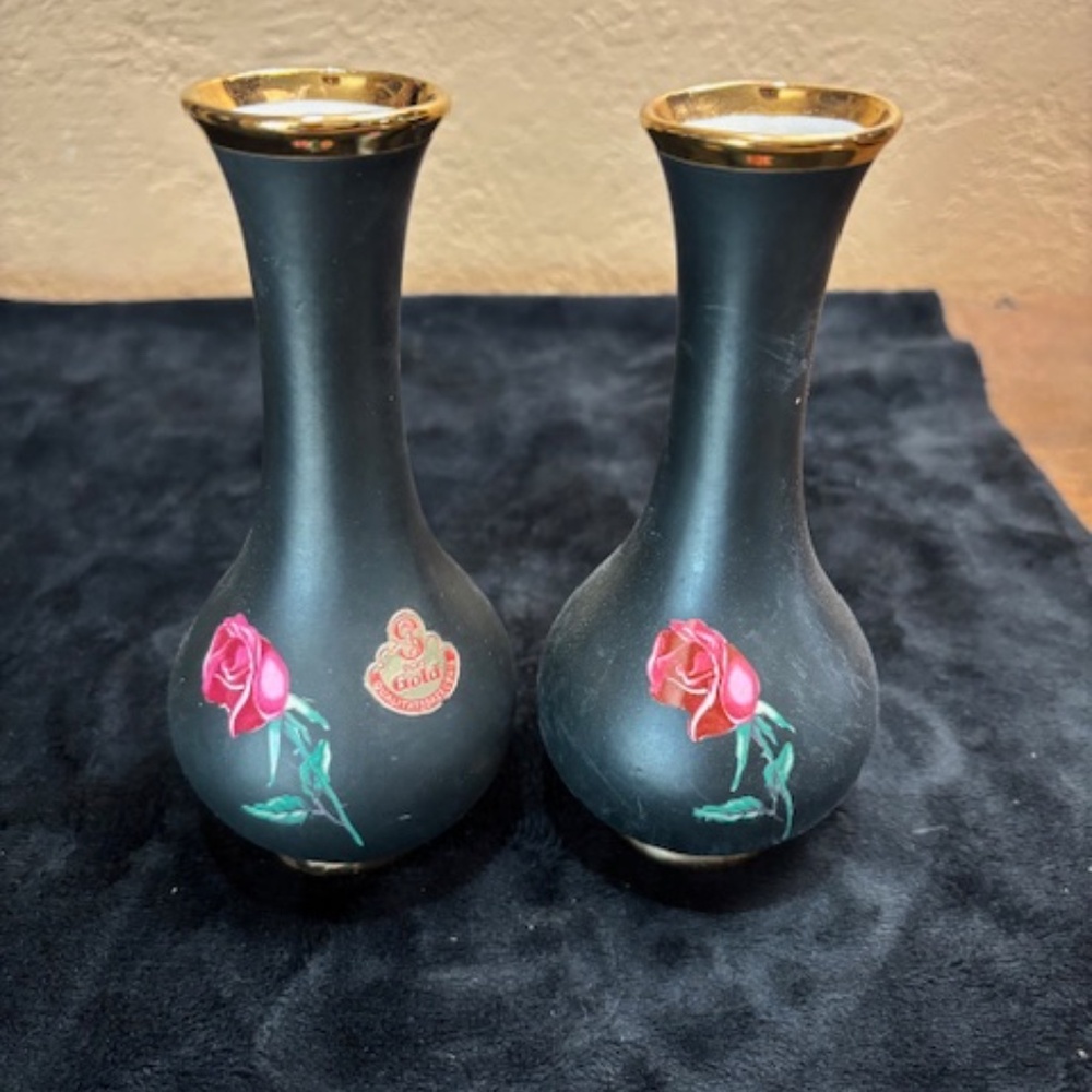 ECHT 24K gold trim set of 2 Vases